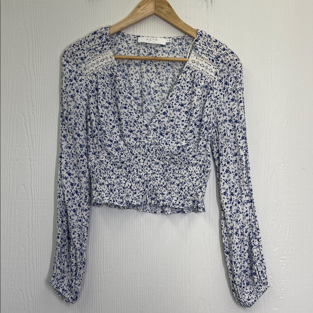 ASTR The Label - Blue Floral Smocked Puff Cottage Core Sleeve Blouse Size Small - Picture 7 of 10